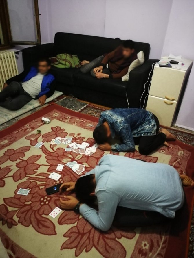 Düzce’de kumarhaneye çevrilen evde 16 kişi suçüstü yakalandı