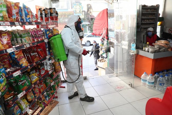 Merkezefendi Belediyesi, bakkal ve marketlerde dezenfekte çalışmaları yaptı