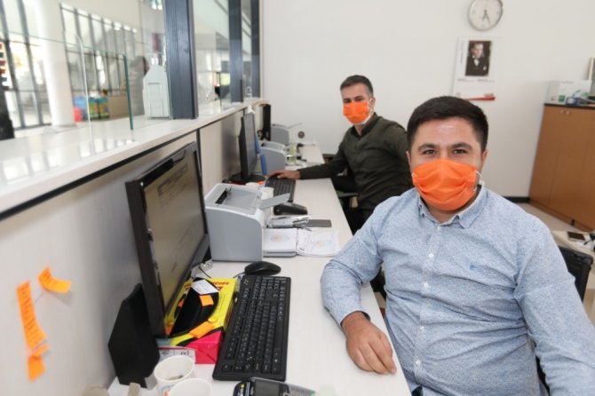 Mezitli Belediyesi çalışanlarından şiddete karşı turuncu maske