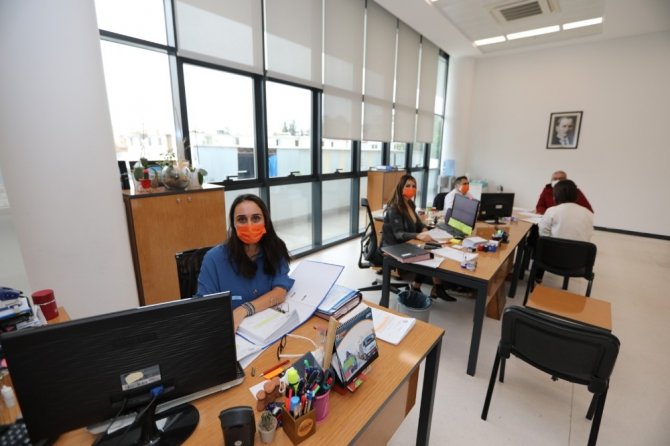Mezitli Belediyesi çalışanlarından şiddete karşı turuncu maske