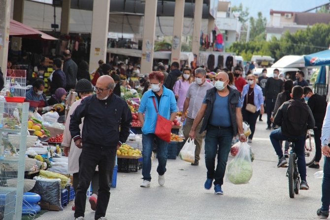 Antalya’da semt pazarında hatalı maske takanların bahaneleri ‘yemek’ oldu