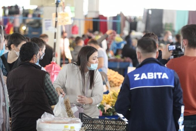 Antalya’da semt pazarında hatalı maske takanların bahaneleri ‘yemek’ oldu