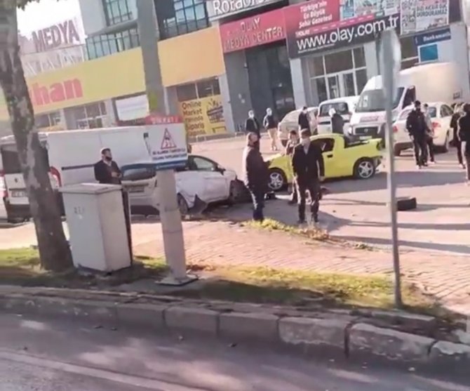 Bursa’da kontrolden çıkan otomobil park halindeki araçların arasına daldı, o anlar kameraya yansıdı
