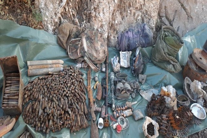 Çukurca’da terör örgütü PKK’ya ait silah, mühimmat ve yaşam malzemeleri ele geçirildi