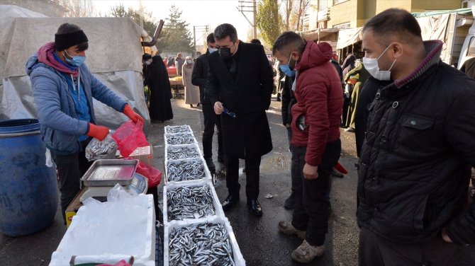 Erzurum Valisi Okay Memiş, halk pazarında Kovid-19 denetimi yaptı