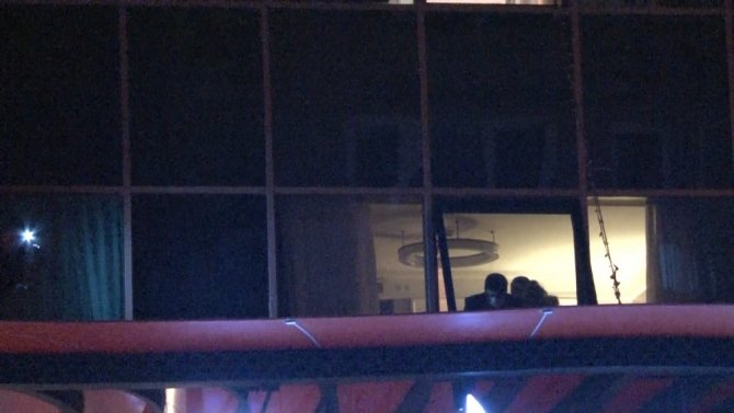 Şişli’de bir otelin camından tente üzerine düşen kadın hastaneye kaldırıldı