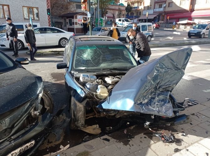 Sivas’ta otomobiller çarpıştı: 2 yaralı