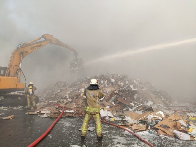 Zeytinburnu’nda geri dönüşüm tesisinde yangın: Dumandan göz gözü görmedi