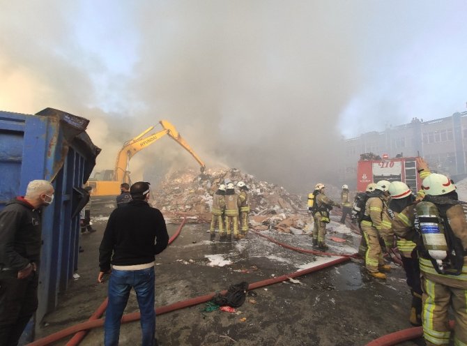 Zeytinburnu’nda geri dönüşüm tesisinde yangın: Dumandan göz gözü görmedi