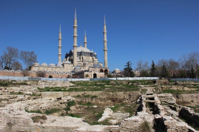 Mimar Sinan 445 yıl önce kendisini yaptı, şimdi meydanı yapılamıyor