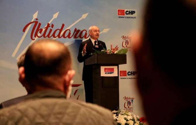 Adana’da CHP’ye yeni üye olanlara rozetlerini Kılıçdaroğlu taktı