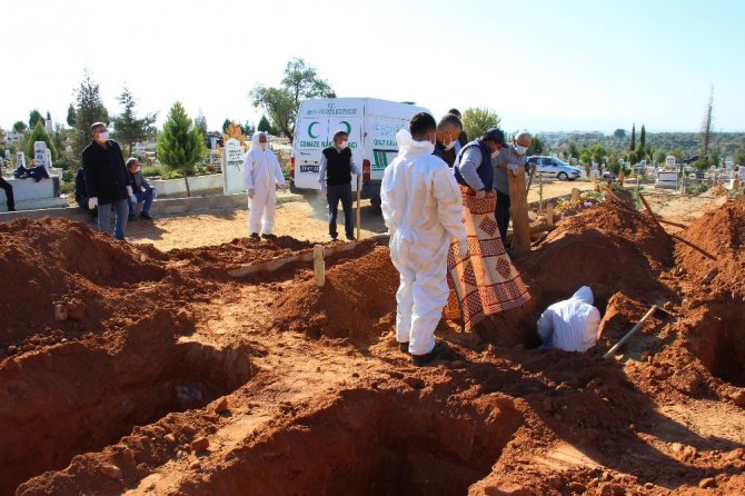 Aydın Efeler’de Mezarlıklar Müdürlüğü görevlileri en yoğun günlerden birini yaşadı