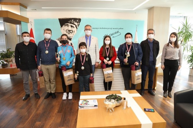 Satranç şampiyonları ödüllerini Başkan Arda’dan aldı