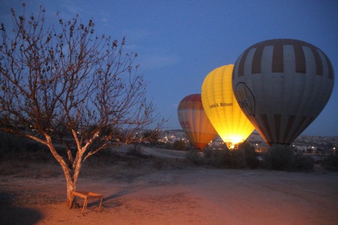 Kapadokya’da balonlar güneşin doğuşu için havalandı