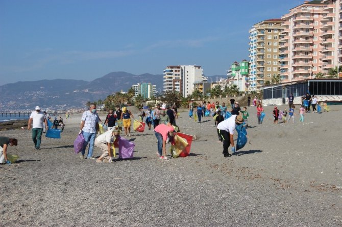 Alanya’da yaşayan yabancılar bu defa mayoları ile değil çöp torbalarıyla sahile akın ettiler