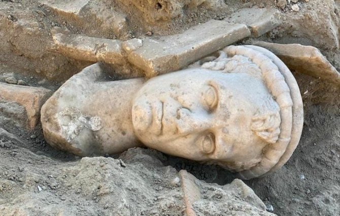 Laodikya’da 2 bin yıllık yıllık rahip heykeli başı bulundu