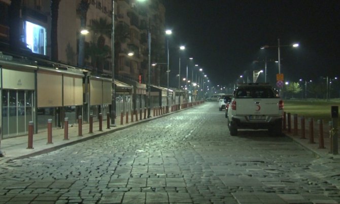İzmir’de kısıtlamanın başlamasıyla sokaklar sessizliğe büründü