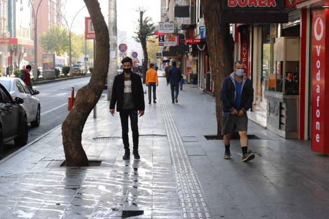 14 saatlik sokağa çıkma kısıtlaması bitti, Diyarbakırlılar işlerinin yolunu tuttu