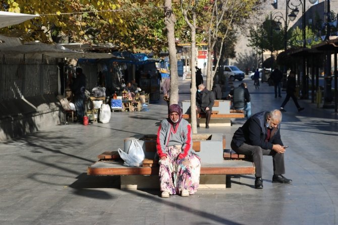 14 saatlik sokağa çıkma kısıtlaması bitti, Diyarbakırlılar işlerinin yolunu tuttu