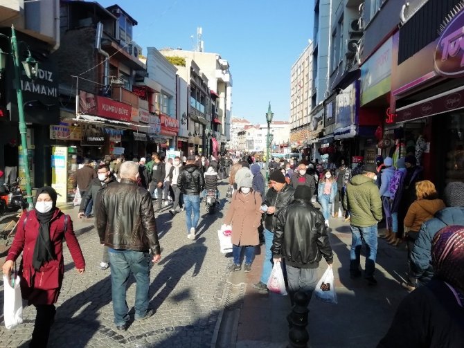 Kısıtlamanın bitmesiyle Eskişehir’in işlek caddeleri doldu