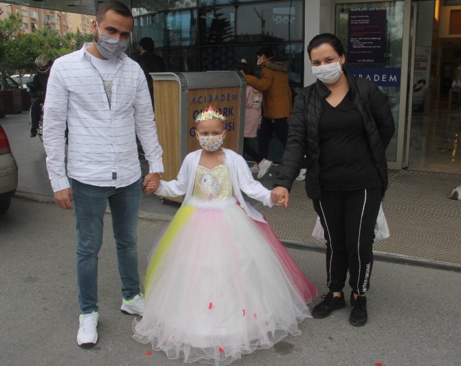 Lösemili Elif Ayça hastaneden "prenses" olarak çıktı