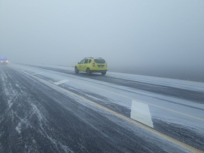 Ağrı’da kar ve sis sürücülere zor anlar yaşattı