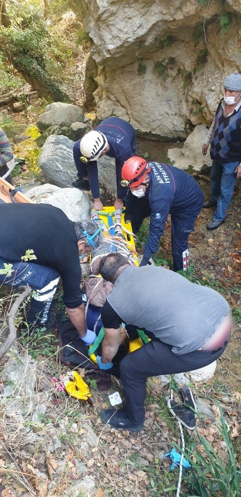 Defne keserken 30 metrelik uçuruma yuvarlanan kadın itfaiye tarafından kurtarıldı