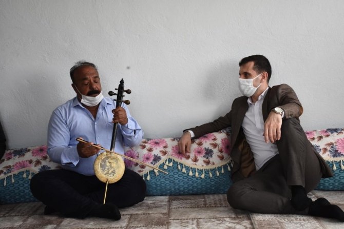 Mahallelerini ziyaret eden Kaymakam için Türkçe ve Kürtçe şarkı söyledi