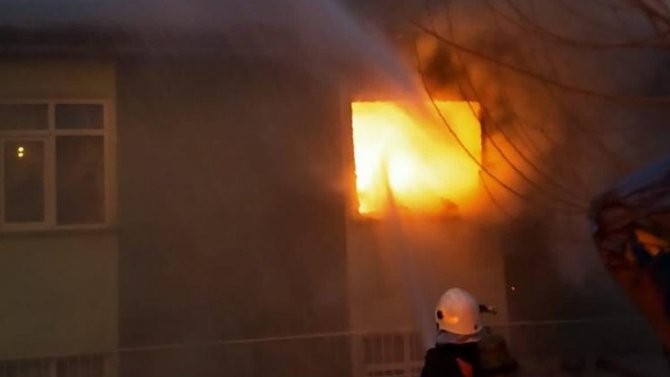 Kırıkkale’de 2 katlı evde yangın çıktı