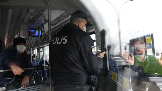 Kısıtlama saatlerinde bindiği halk otobüsten inmeyince polis devreye girdi