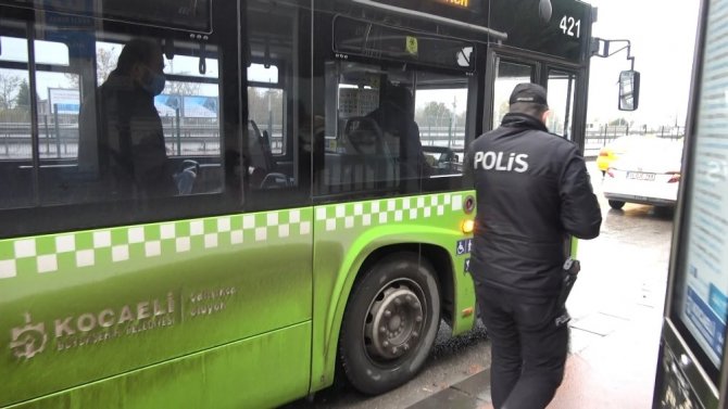 Kısıtlama saatlerinde bindiği halk otobüsten inmeyince polis devreye girdi