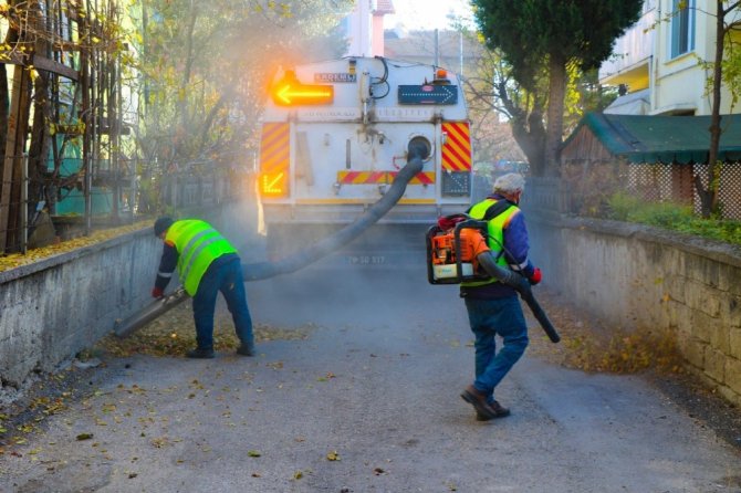 Belediye temizlik ekiplerinin yaprak mesaisi başladı