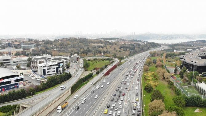 15 Temmuz Şehitler Köprüsü’ndeki trafik yoğunluğu havadan görüntülendi