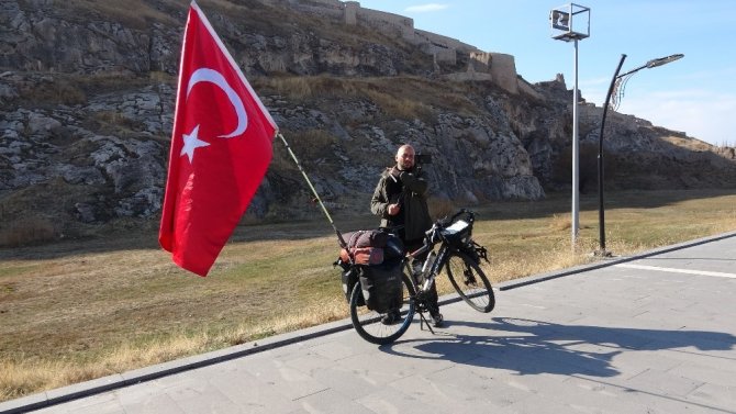 Türkiye’yi Avrupa ülkelerine tanıtmak için 72 gündür pedal çeviriyor