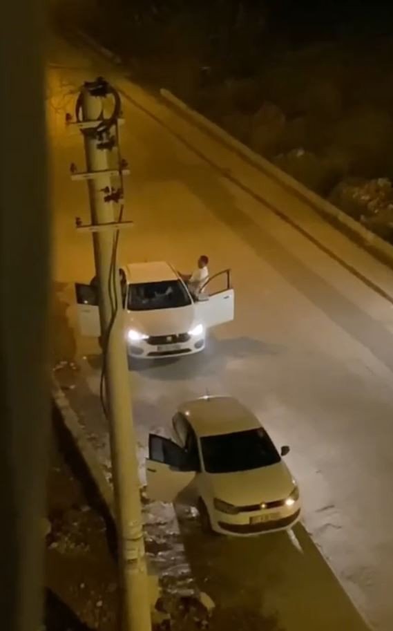 Antalya’da otomobil içerisindeki kadının yüzüne tekme
