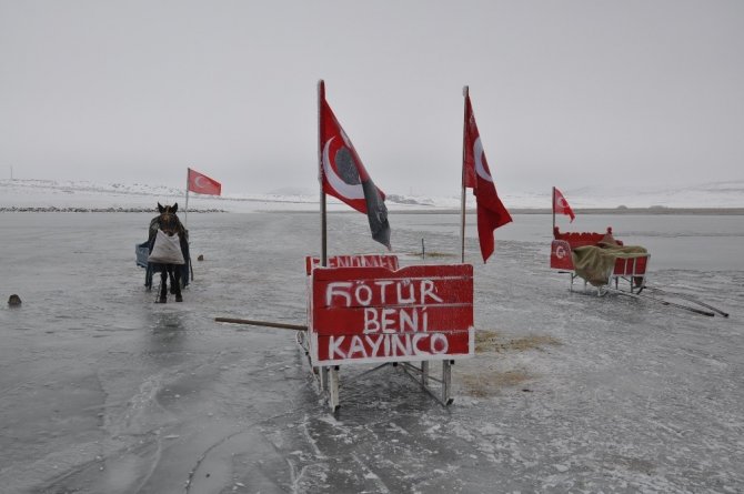 Buz tutan Çıldır Gölü’nde Covid-19 sessizliği