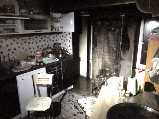 Burhaniye’de tutuşan buzdolabı az kalsın evi yakıyordu