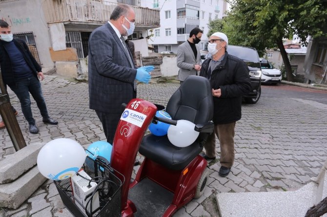 Canik Belediyesi’nden engelli vatandaşlara akülü araba dağıtımı