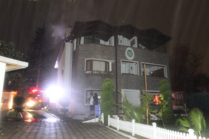 Kartepe’de otelin çatısında çıkan yangın paniğe neden oldu