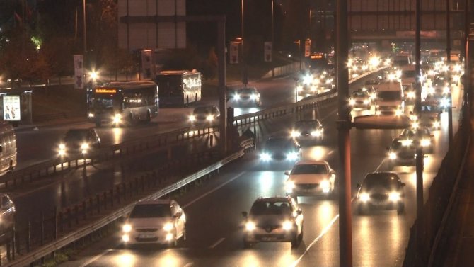 Kısıtlamanın ardından İstanbul trafiğinde hareketlilik başladı