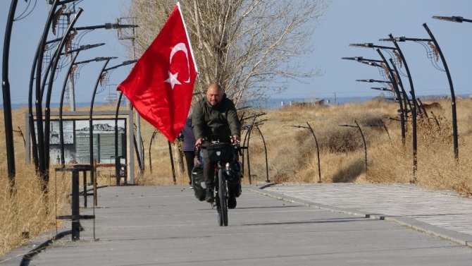 Türkiye’yi Avrupa ülkelerine tanıtmak için 72 gündür pedal çeviriyor