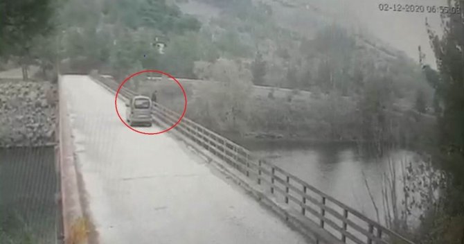 Baraj gölünde kaybolan kadının atlama anı kameraya yansıdı