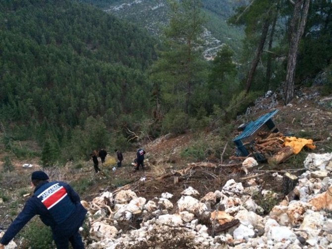 Burdur’da feci kaza: Baba ile oğul uçuruma yuvarlandı