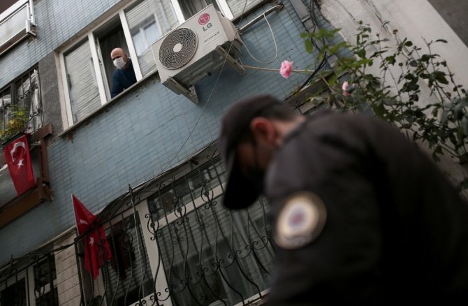 Bursa’da düdük çalarak karantinadaki vatandaşları denetliyorlar