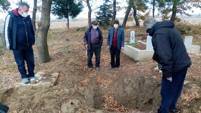 Define avcıları 150 yıllık mezarı talan etti
