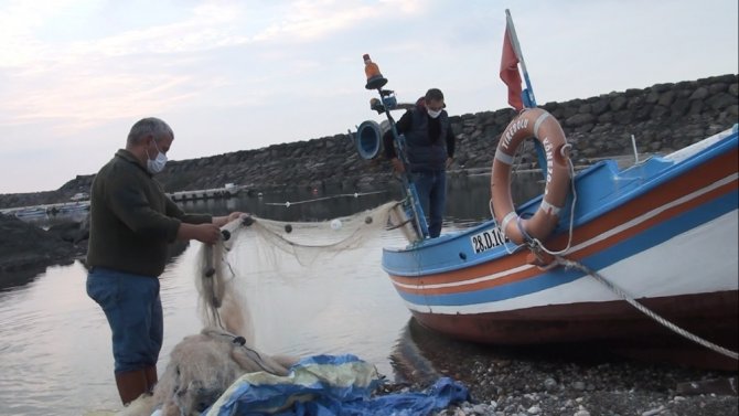 Limanın çıkışı kumla dolunca balıkçılar mahsur kaldı