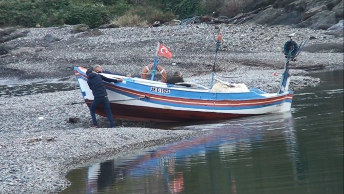 Limanın çıkışı kumla dolunca balıkçılar mahsur kaldı