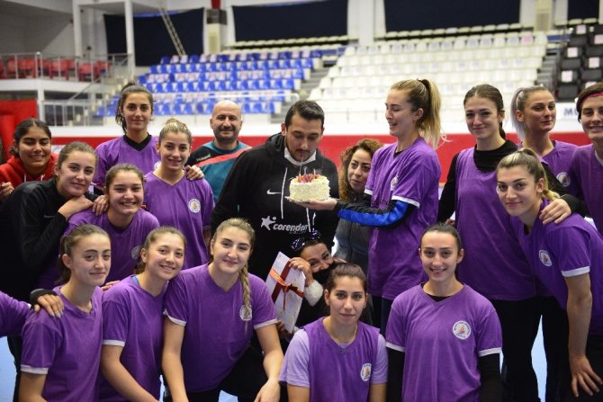 Muratpaşa kadın hentbol takımı, antrenörlerinin doğum gününü kutladı