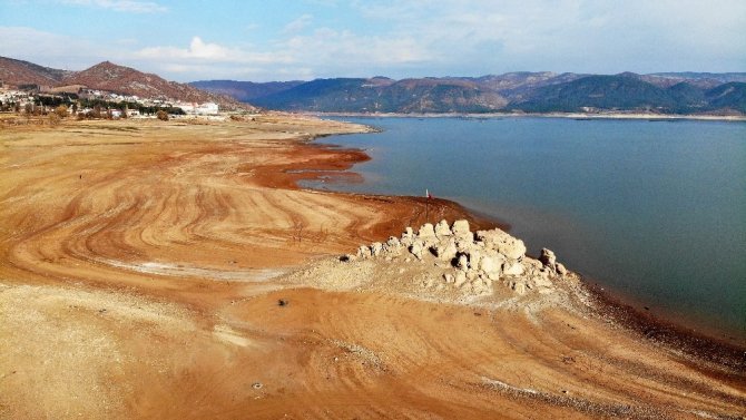 Barajda su seviyesi düştü, kayalık ortaya çıktı