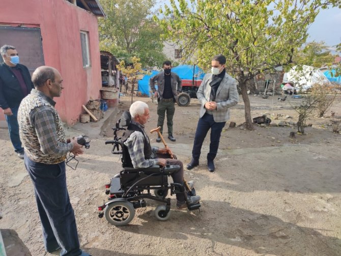 Kaymakamdan engelli vatandaşa tekerlekli sandalye sürprizi
